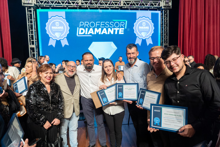 Estado começa a homenagear 5 mil educadores que inspiram alunos nas salas de aula