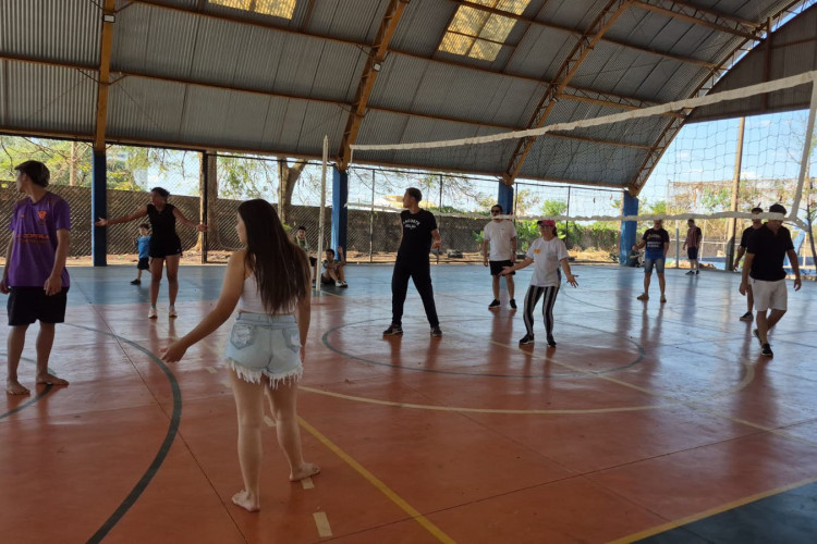 Competição de carrinho de rolimã marca comemoração ao Dia da Criança em escola de Londrina