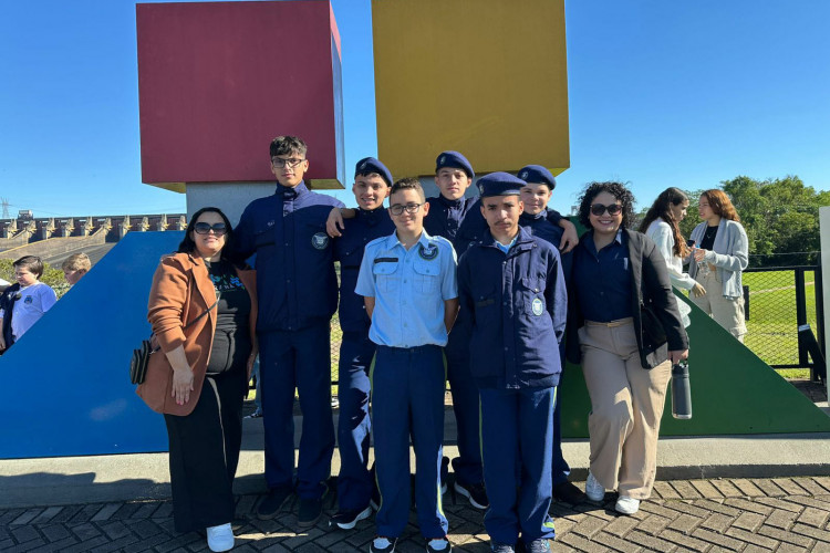 Estudantes de Campo Mourão desenvolvem projeto inovador que ransforma casca de laranja em material de construção sustentável