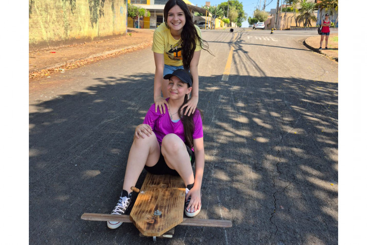 Competição de carrinho de rolimã marca comemoração ao Dia da Criança em escola de Londrina