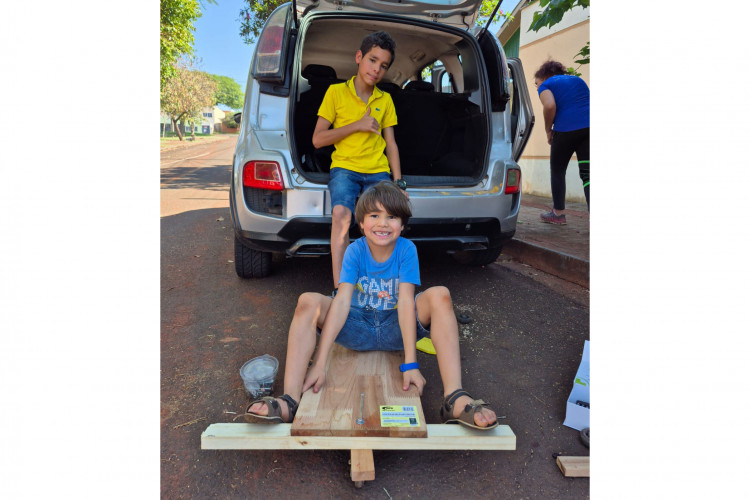 Competição de carrinho de rolimã marca comemoração ao Dia da Criança em escola de Londrina