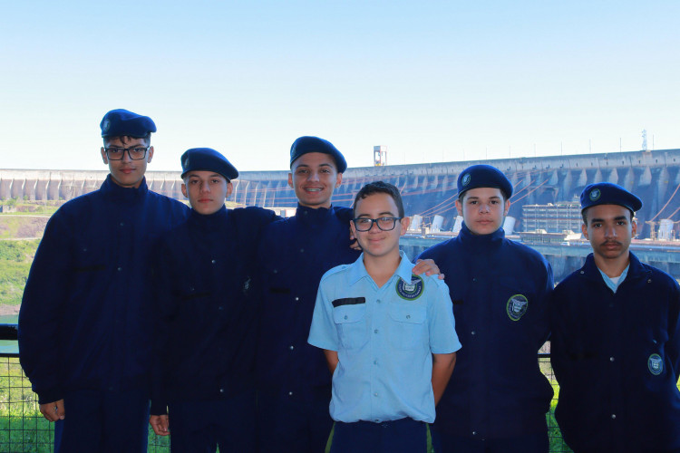 Estudantes de Campo Mourão desenvolvem projeto inovador que ransforma casca de laranja em material de construção sustentável