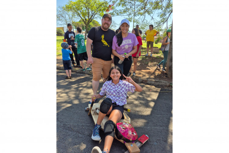 Competição de carrinho de rolimã marca comemoração ao Dia da Criança em escola de Londrina