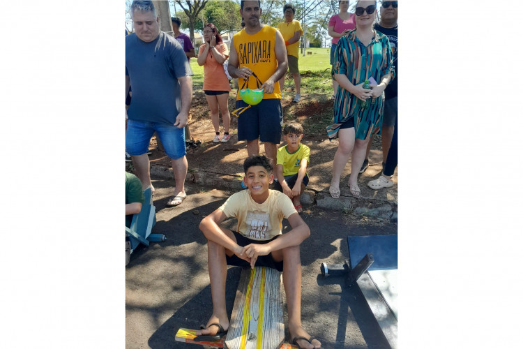 Competição de carrinho de rolimã marca comemoração ao Dia da Criança em escola de Londrina