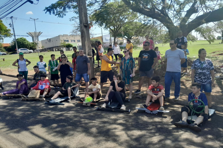 Competição de carrinho de rolimã marca comemoração ao Dia da Criança em escola de Londrina