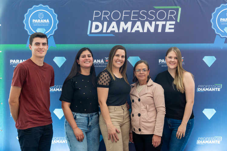 Estado começa a homenagear 5 mil educadores que inspiram alunos nas salas de aula