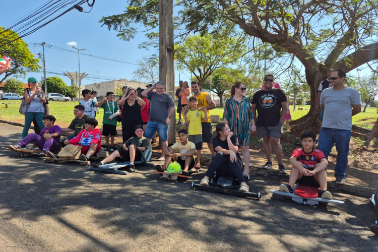 Competição de carrinho de rolimã marca comemoração ao Dia da Criança em escola de Londrina