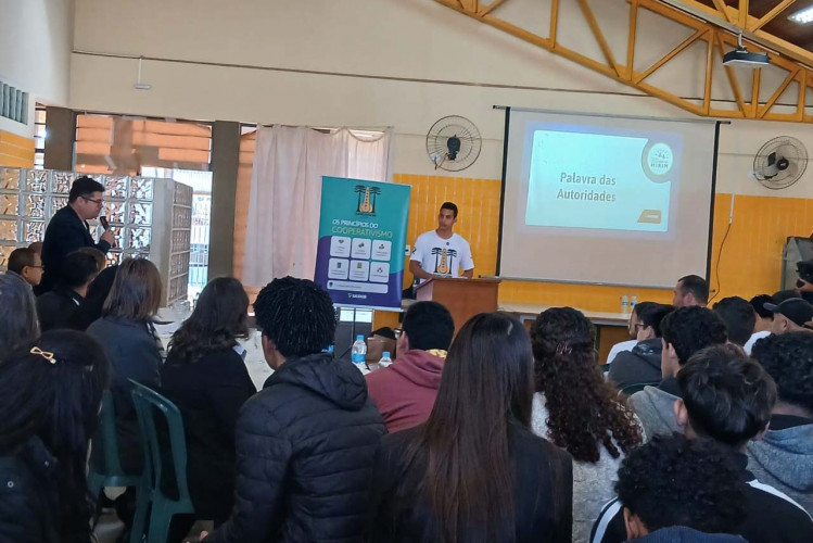 Tecnologia e ações em equipe: cooperativa mirim transforma rotina de alunos em Sarandi