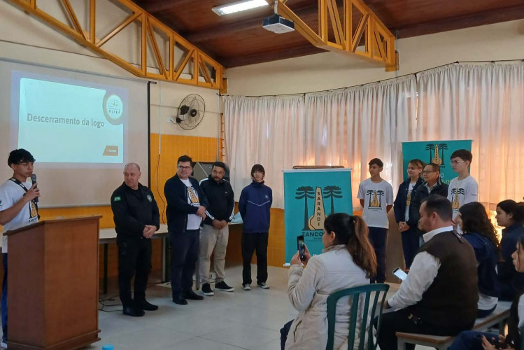 Tecnologia e ações em equipe: cooperativa mirim transforma rotina de alunos em Sarandi