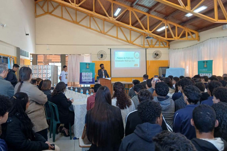 Tecnologia e ações em equipe: cooperativa mirim transforma rotina de alunos em Sarandi