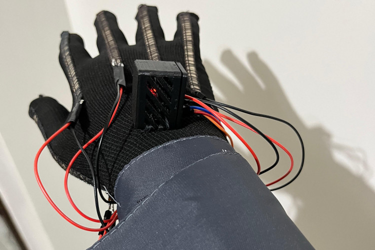 Aluno de colégio estadual cria luvas inteligentes que impactam a reabilitação e comunicação