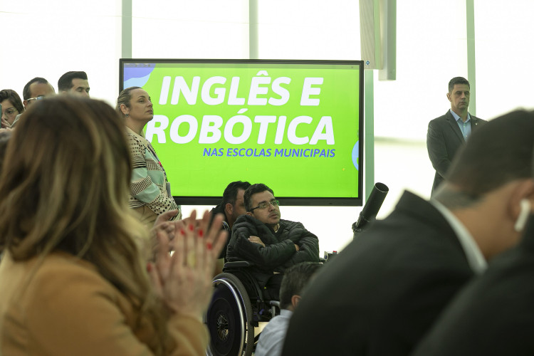 Estado apoiará municípios na implementação de inglês e robótica no Ensino Fundamental
