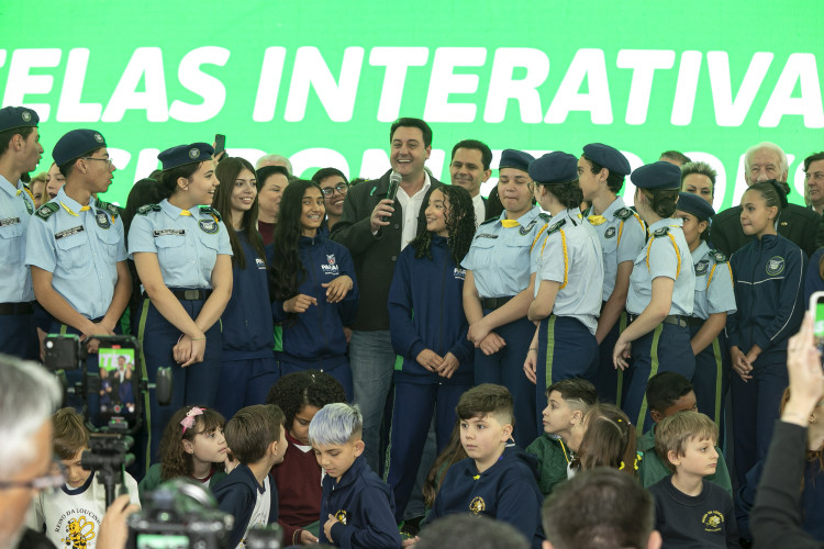 Estado apoiará municípios na implementação de inglês e robótica no Ensino Fundamental