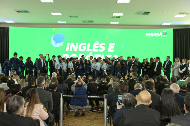 Estado apoiará municípios na implementação de inglês e robótica no Ensino Fundamental
