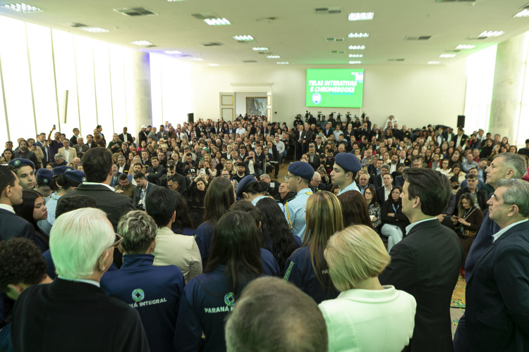 Estado apoiará municípios na implementação de inglês e robótica no Ensino Fundamental