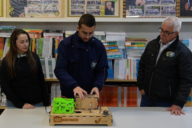 Aluno cria dispositivo que transforma garrafas PET em filamentos para impressoras 3D
