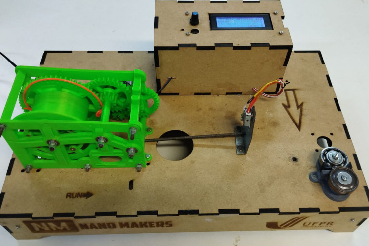Aluno cria dispositivo que transforma garrafas PET em filamentos para impressoras 3D
