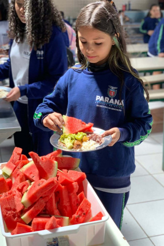 Dia Mundial da Alimentação: 2 mil alunos têm cardápio adaptado nas escolas estaduais