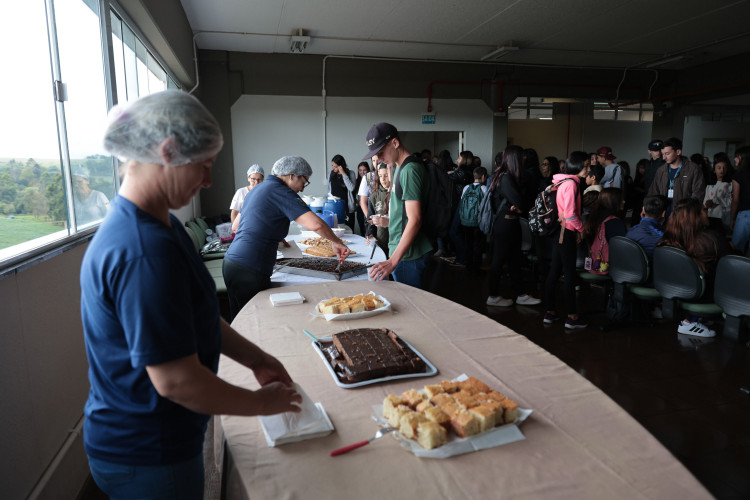 Alunos do colégio mais atingido de Rio Bonito do Iguaçu retornam à sala de aula para fechar o ano letivo