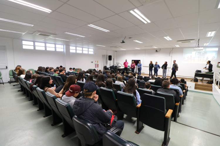 Alunos do colégio mais atingido de Rio Bonito do Iguaçu retornam à sala de aula para fechar o ano letivo