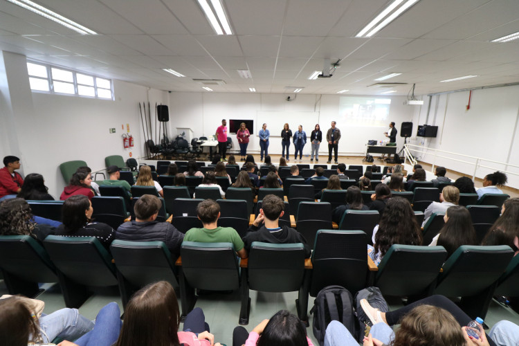 Alunos do colégio mais atingido de Rio Bonito do Iguaçu retornam à sala de aula para fechar o ano letivo