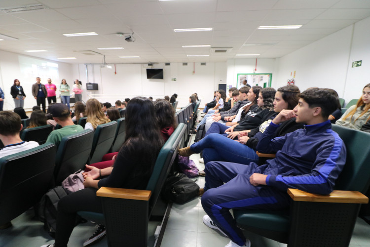 Alunos do colégio mais atingido de Rio Bonito do Iguaçu retornam à sala de aula para fechar o ano letivo