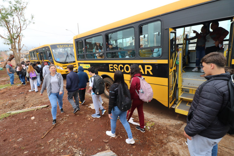 Alunos do colégio mais atingido de Rio Bonito do Iguaçu retornam à sala de aula para fechar o ano letivo