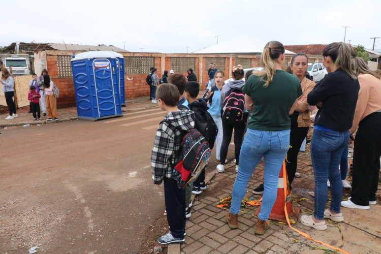 Alunos do colégio mais atingido de Rio Bonito do Iguaçu retornam à sala de aula para fechar o ano letivo