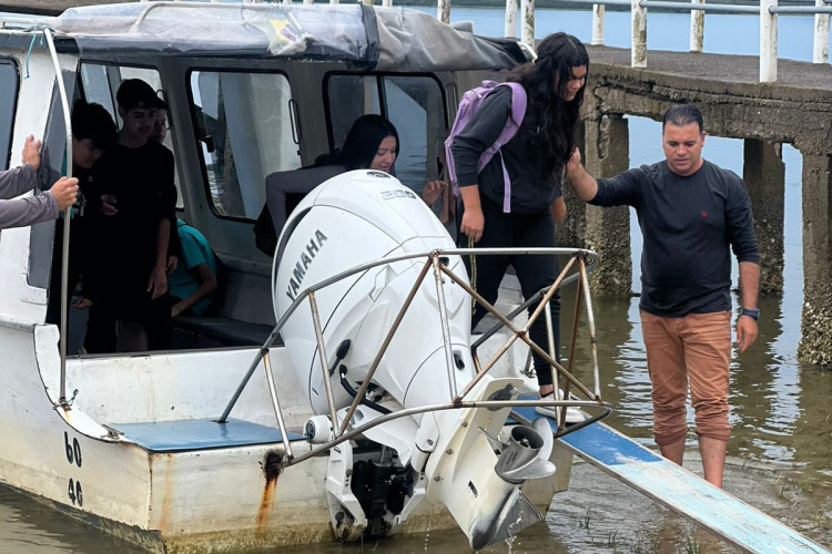 De barco, alunos de comunidades ribeirinhas e litorâneas têm acesso garantido à escola