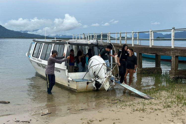 De barco, alunos de comunidades ribeirinhas e litorâneas têm acesso garantido à escola
