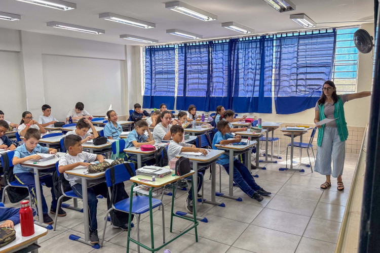 Educação fará consultas para implementar novos colégios cívico-militares em novembro