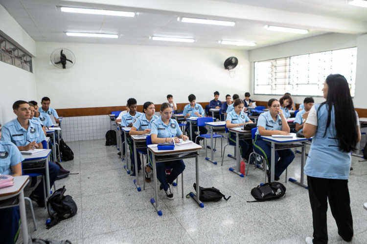 Educação fará consultas para implementar novos colégios cívico-militares em novembro
