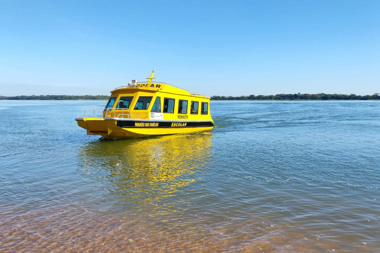 De barco, alunos de comunidades ribeirinhas e litorâneas têm acesso garantido à escola