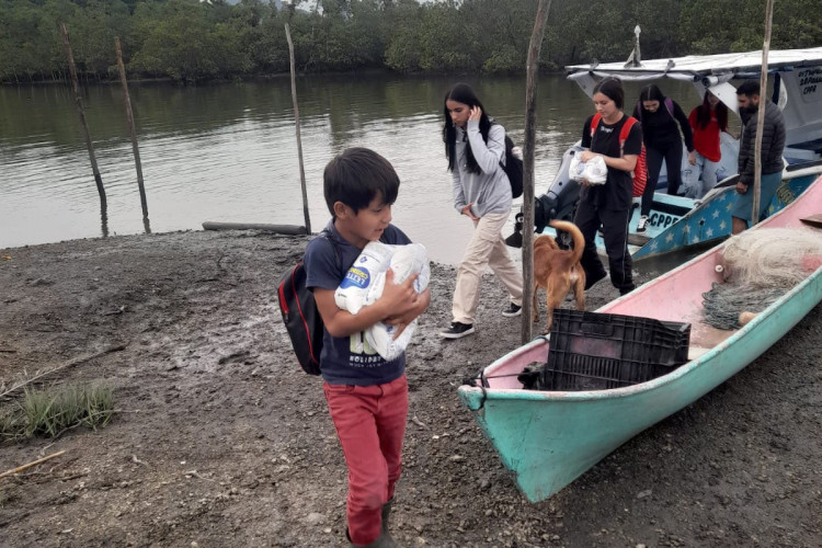 De barco, alunos de comunidades ribeirinhas e litorâneas têm acesso garantido à escola