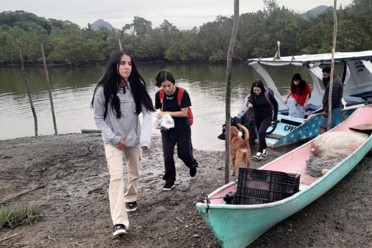 De barco, alunos de comunidades ribeirinhas e litorâneas têm acesso garantido à escola