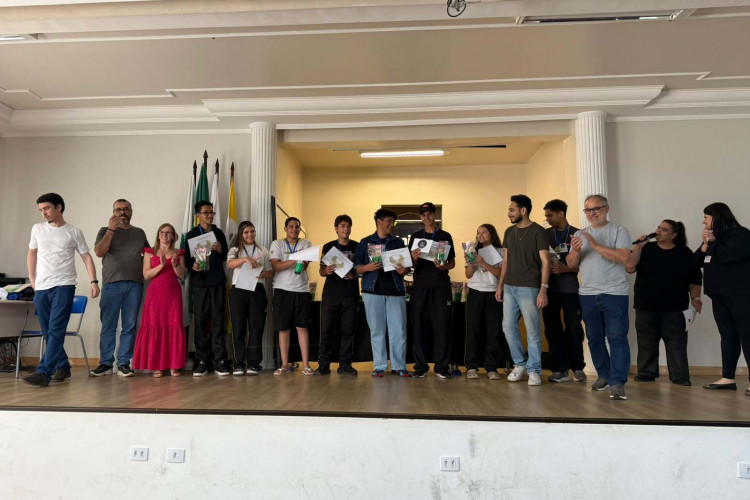 Alunos de curso técnico em Maringá criam apps com foco em melhorar a vida de idosos