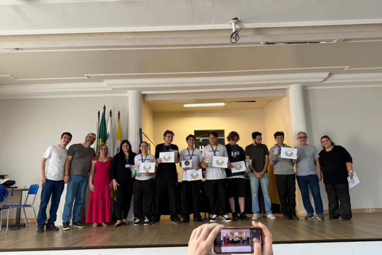 Alunos de curso técnico em Maringá criam apps com foco em melhorar a vida de idosos