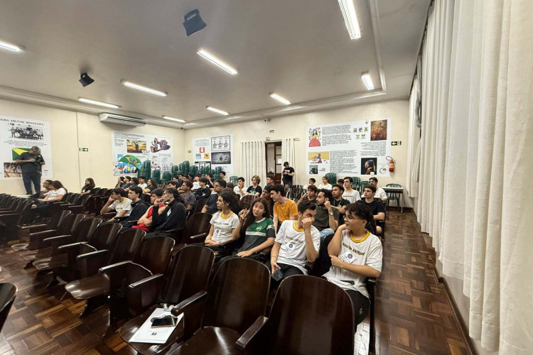 Alunos de curso técnico em Maringá criam apps com foco em melhorar a vida de idosos