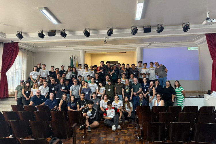 Alunos de curso técnico em Maringá criam apps com foco em melhorar a vida de idosos