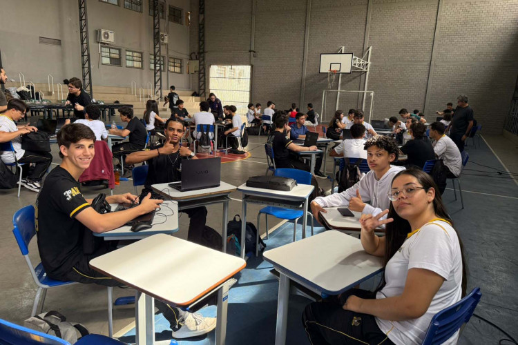 Alunos de curso técnico em Maringá criam apps com foco em melhorar a vida de idosos