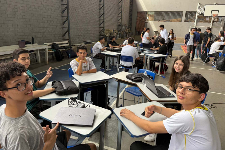 Alunos de curso técnico em Maringá criam apps com foco em melhorar a vida de idosos
