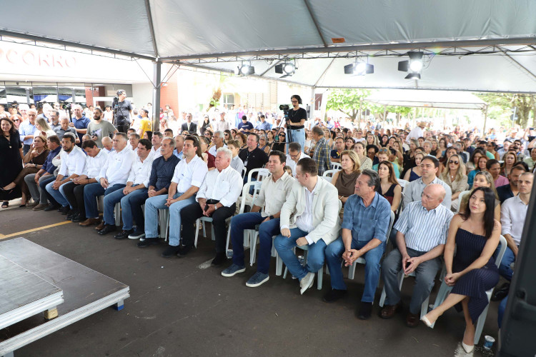 Governador anuncia R$ 90 milhões para escola e obras de infraestrutura em Umuarama