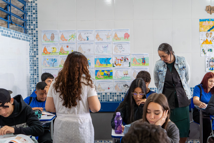 Aulas extras com 2 professores em sala impulsionam desempenho dos alunos da rede