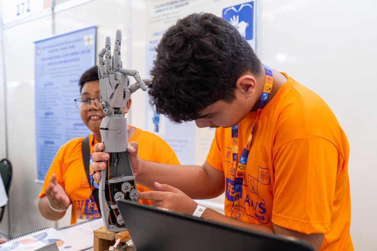 300 projetos: feira destaca inovação de alunos da rede estadual com altas habilidades