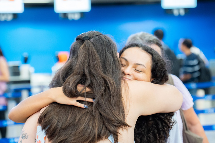 Ganhando o Mundo: com emoção e expectativas, 25 adolescentes embarcam para o Reino Unido