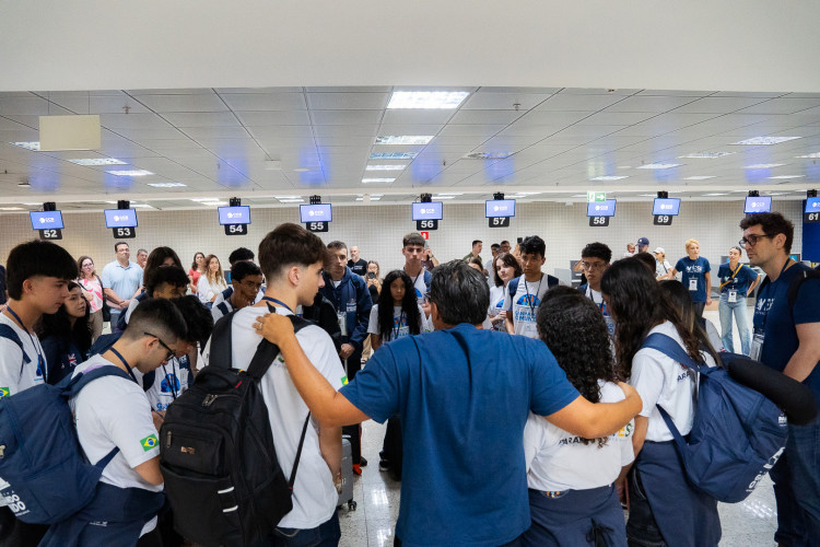 Ganhando o Mundo: com emoção e expectativas, 25 adolescentes embarcam para o Reino Unido