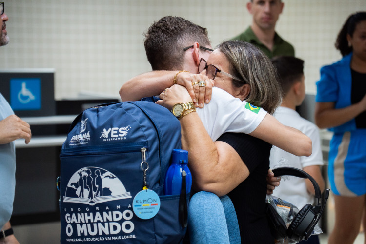 Ganhando o Mundo: com emoção e expectativas, 25 adolescentes embarcam para o Reino Unido