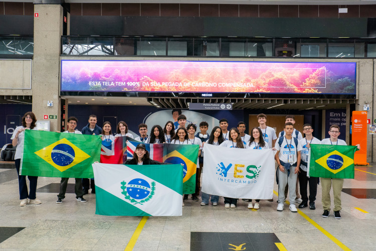 Ganhando o Mundo: com emoção e expectativas, 25 adolescentes embarcam para o Reino Unido