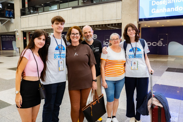 Ganhando o Mundo: com emoção e expectativas, 25 adolescentes embarcam para o Reino Unido