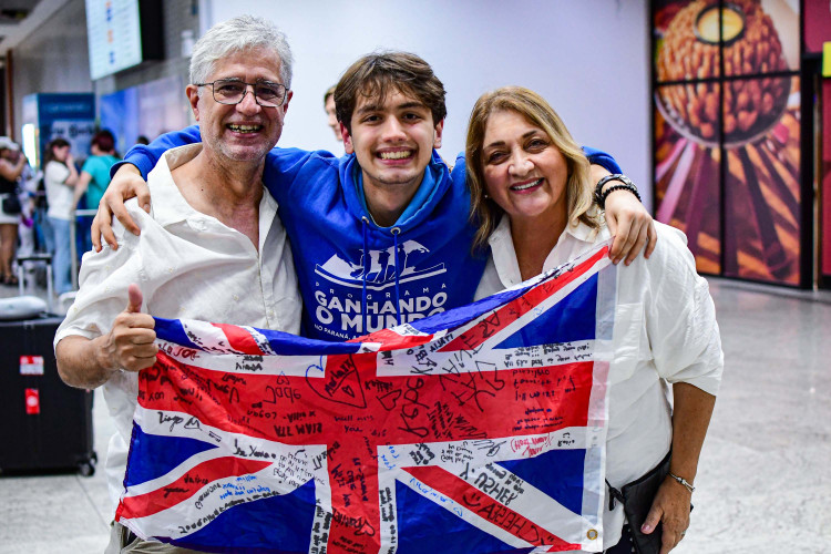 Ganhando o Mundo: reencontros marcam retorno de estudantes do Reino Unido